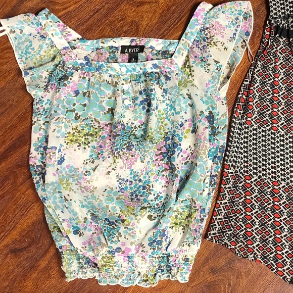 Dainty floral top - Picture 1 of 2